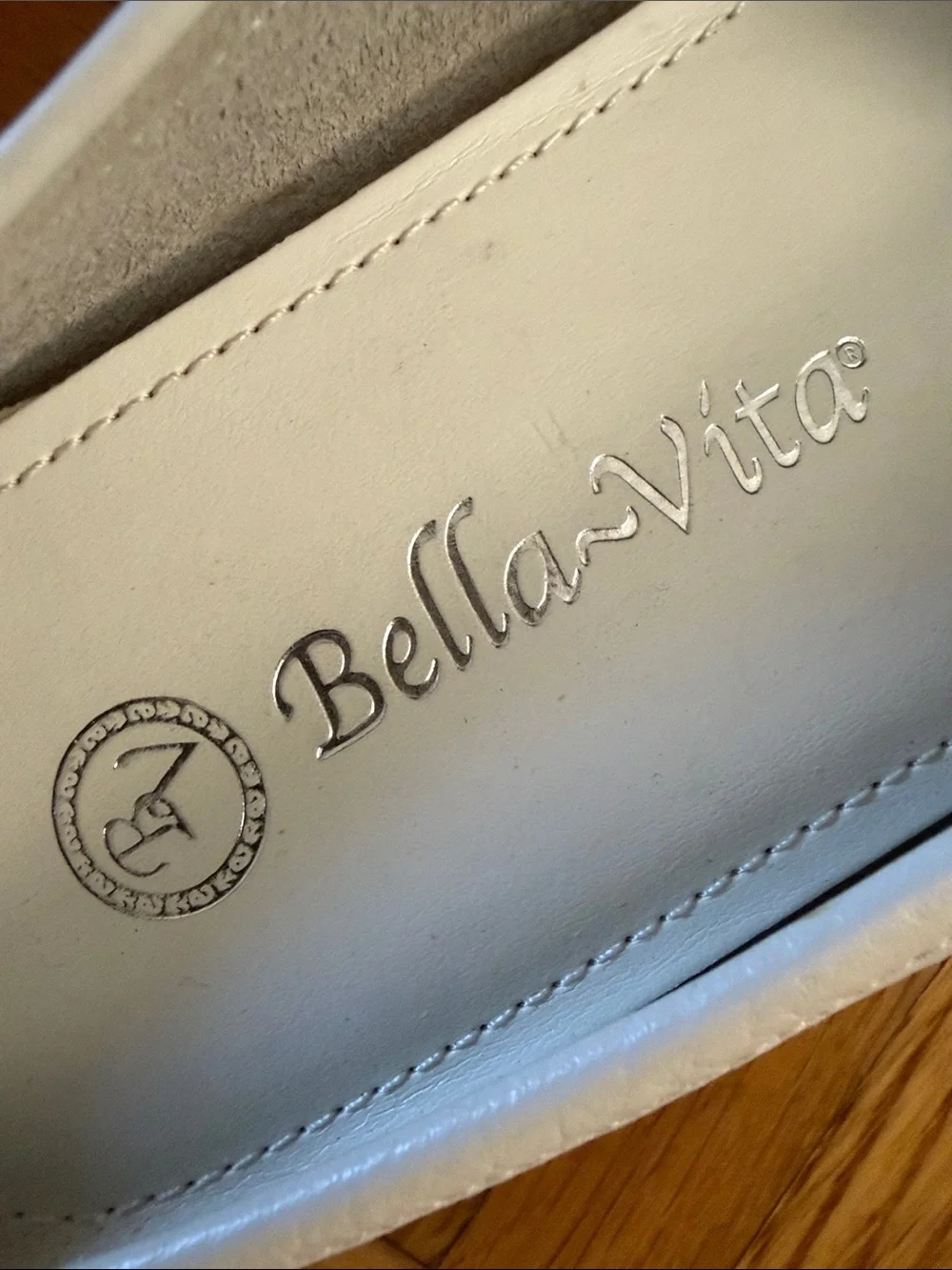 NWOT Bella Vita White Leather Loafers w/ Teal Accent - Women’s Size 7